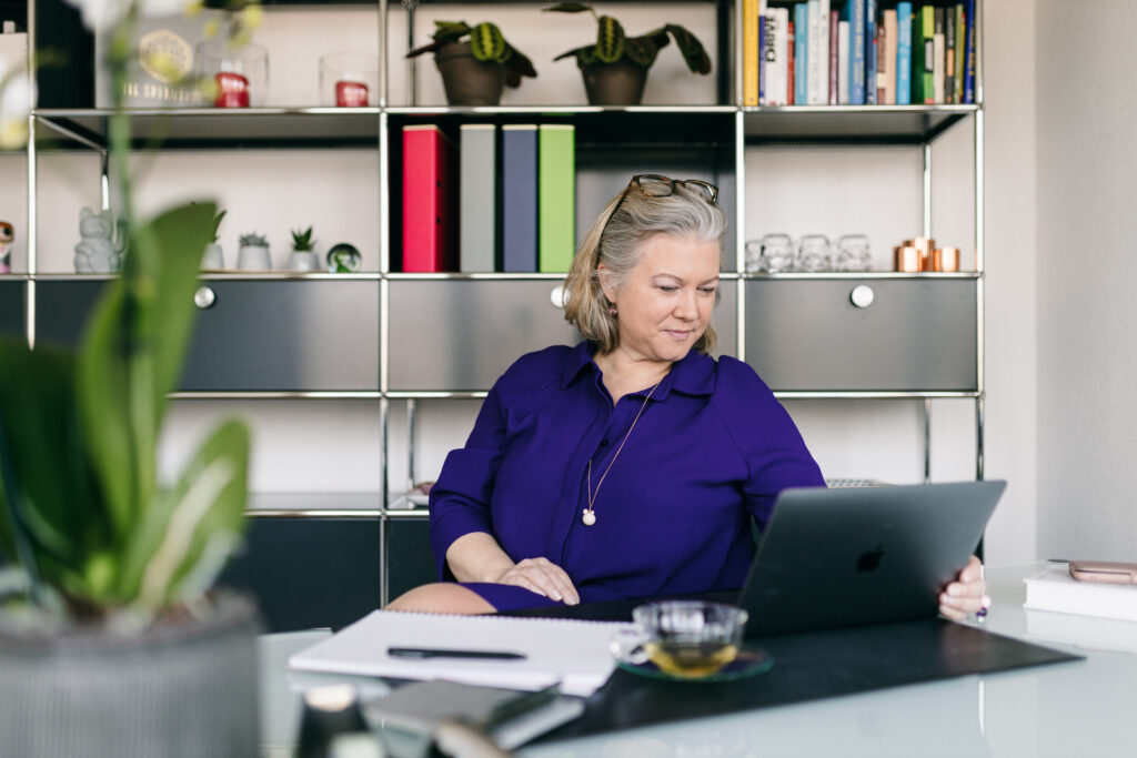 Julia Derndinger sitzt am Schreibtisch