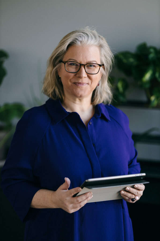 Julia Derndinger mit einem Tablet in der Hand